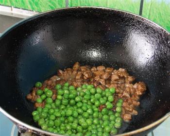 豌豆炒牛肉粒的做法步骤10