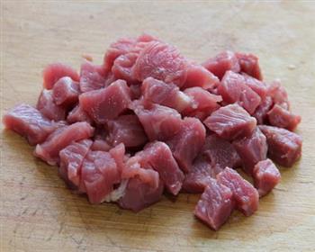 豌豆炒牛肉粒的做法步骤2