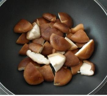 香菇炒肉的做法步骤3