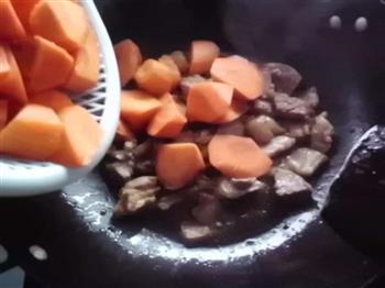 胡萝卜烧肉的做法步骤5