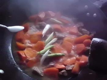 胡萝卜烧肉的做法步骤7