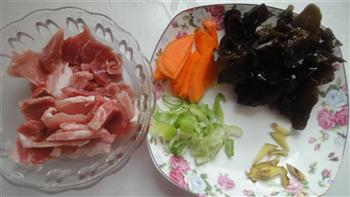 白菜木耳炒肉的做法步骤2