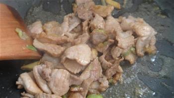 白菜木耳炒肉的做法步骤4