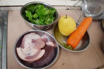 枸杞梨猪肝瘦肉汤的做法步骤1