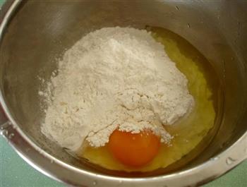刀切鸡蛋面的做法步骤1