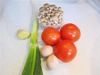 姬菇西红柿炒鸡蛋的做法步骤1