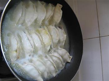 双菇海蛎子锅贴的做法步骤16
