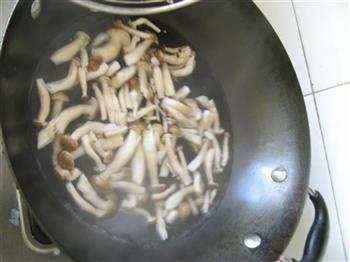 双菇海蛎子锅贴的做法步骤2