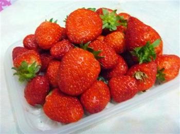 草莓大果粒果酱的做法步骤1