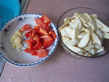 红椒炒白茄的做法步骤1