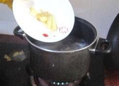 莲藕排骨汤的做法步骤5