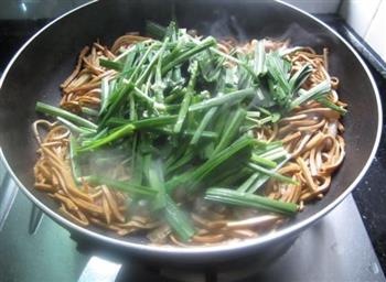 豆腐丝炒韭菜的做法步骤6