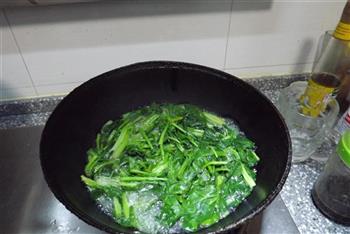 菠菜蛋皮汤的做法步骤1