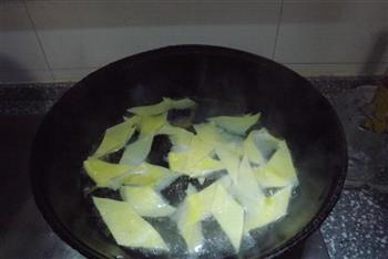 菠菜蛋皮汤的做法步骤3