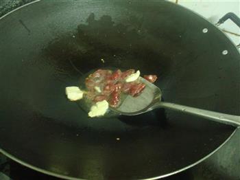 腊肠炒蒜苔的做法步骤2