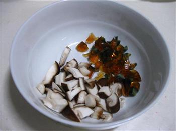 香菇皮蛋小米粥的做法图解1
