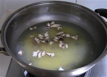 香菇皮蛋小米粥的做法步骤2