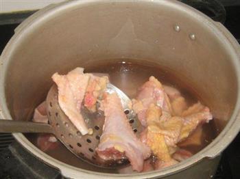 草鸡芋头砂锅煲的做法步骤3