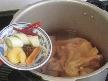 草鸡芋头砂锅煲的做法步骤4