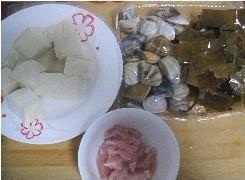 蛤蜊豆腐海带汤煲的做法步骤1