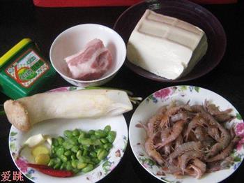 五花肉鲜虾豆腐煲的做法步骤1