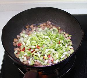 豆豉蒜苗炒肉丁的做法步骤4
