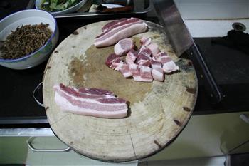 干豇豆红烧肉的做法步骤1
