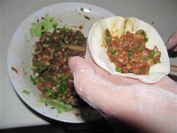 鲜肉小葱锅贴的做法步骤7
