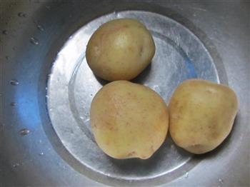 土豆脊骨汤的做法图解1