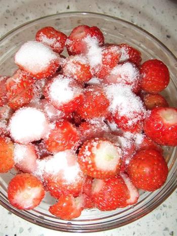草莓冻芝士的做法步骤1