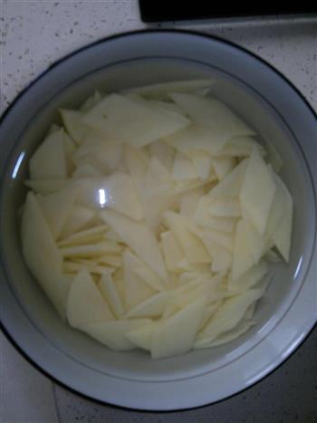 土豆炒红蘑的做法步骤1