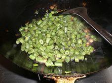 橄榄菜炒四季豆的做法步骤7