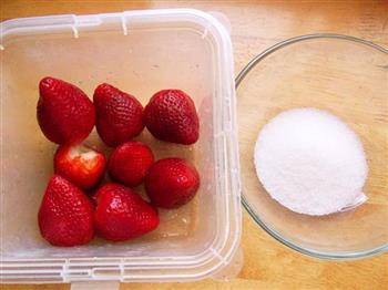 草莓果泥的做法步骤1