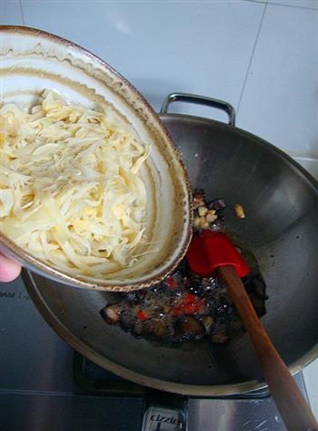 广西酸笋炒酱油肉的做法步骤10