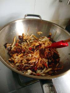 广西酸笋炒酱油肉的做法步骤14
