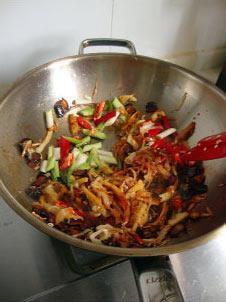 广西酸笋炒酱油肉的做法步骤15