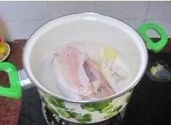 无花果香菇炖鸡汤的做法步骤2