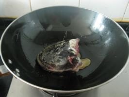 鲶鱼头汤的做法步骤3