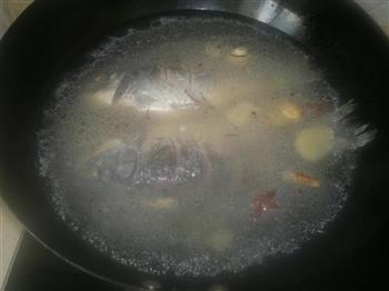 鲫鱼炖黄豆的做法图解5