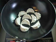 芹菜鲜肉煎饺的做法步骤14