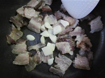 豌豆角炒腊肉的做法步骤3