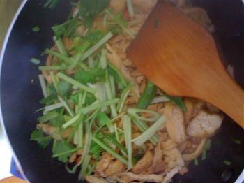 油炸豆腐炒芹菜的做法步骤5