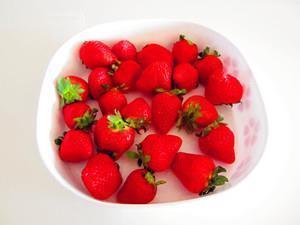 大果粒草莓酱的做法步骤1