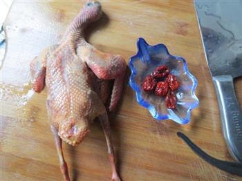 清炖红枣鸽子汤的做法图解1