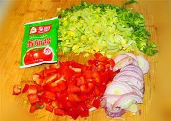 芹菜红椒炒面的做法步骤1