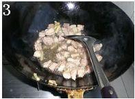 土豆蘑菇烧肉的做法图解3