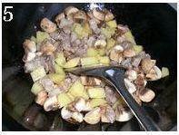 土豆蘑菇烧肉的做法图解5
