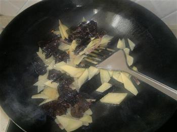瓜片木耳炒土豆的做法步骤4