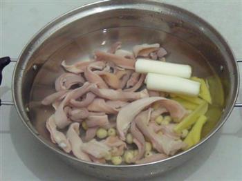 莲子猪肚汤的做法步骤3