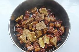 蚝油豆干烧肉的做法步骤8